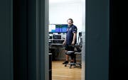 Ein Funker aus Leidenschaft: Wolfgang Sidler verfügt zu Hause in Hünenberg über eine ansehnliche Ausstattung. Am Samstag wird er in Baar auf viele Gleichgesinnte treffen. (Bild: Stefan Kaiser (8. August 2018))