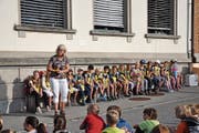 Die Schulanfängerinnen und Schulanfänger aus Rehetobel mit der Schulleiterin Alexandra Wirth. (Bild: Salome Bartolomeoli)