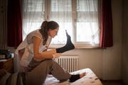 Hilfe in gewohnter Umgebung: Monika Preisig zieht einem Betagten im Schlafzimmer frische Stützstrümpfe an. (Bilder: Benjamin Manser)