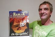 Bauernhoftheater Seelisberg: Bauer Seppi Truttmann präsentiert das Plakat. (Bild: Christoph Näpflin, Seelisberg, 10. August 2018)