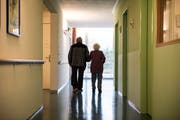 Wenn Betroffene oder die Krankenversicherung die Pflegeheimkosten nicht berappen können, müssen Kantone oder Gemeinde einspringen. (Bild: Sabrina Stübi/Archiv)