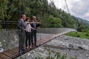 Christian Rathgeb, Regierungrat Kanton GR, links, Anna Giacometti, Gemeindepräsidentin Bregaglia, Mitte, und Bundesrat Guy Parmelin bei der Besichtigung von Bondo am Montag. (Bild: KEYSTONE/Giancarlo Cattaneo (Bondo, 13. August 2018))