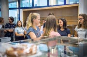 Die neuen Schülerinnen der Klasse 1mc warten auf «Ghackets und Hörnli» in der Mensa. (Bild: Andrea Stalder)