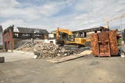 Eine Entsorgungsfirma reisst die Brandruine ab. (Bild: Markus Schoch)