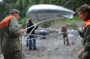 Das Luftschiff der Firma Stratxx vor einem Testflug. Wenig später platzte der Mini-Zeppelin. (Archivbild: Corinne Glanzmann)