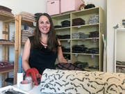 Carmen Lama, Co-Leiterin des Labels TGIFW - hier in ihrem Lager in St. Gallen - vertreibt nepalesische Mode, die zu fairen Bedingungen hergestellt wird. (Bild: Philipp Bürkler)