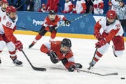 Lara Stalder mit (Mitte) stürzt sich mit letztem Einsatz zum Puck. (Bild: Alexandra Wey/Keystone (Pyeongchang, 17. Februar 2018)