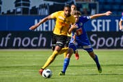 Der FC Luzern läuft seinen Gegner hinterher: Idriz Voca (rechts) gegen YB's Gregory Wüthrich. (Bild: Martin Meienberger/Freshfocus (Luzern, 12. August 2018))
