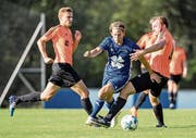 Obergeissenstein mit Christian Mutter (rechts) stellt zum Saisonstart dem FC Littau mit Luca Baumann (Mitte) ein Bein. (Bild: Philipp Schmidli (Littau, 11. August 2018)