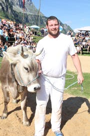 Andi Imhof gewann erstmals sein «Heimfest» auf dem Urnerboden und durfte als Preis Rind Niki in Empfang nehmen. (Bild: Paul Gwerder, Urnerboden, 12. August 2018)