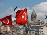 Der türkische Präsident Erdogan reagiert mit drastischen Massnahmen auf die Krise der türkischen Währung Lira. Unter anderem sollen negative Kommentare über die wirtschaftliche Lage bestraft werden. (Bild: KEYSTONE/AP/LEFTERIS PITARAKIS)