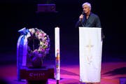 Franco Knie spricht während der Abschiedsfeier von Peter Wetzel am Montag (Bild: Keystone/Anthony Anex)