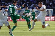 Jordi Quintilla im Kampf um den Ball gegen Marco Schoenbächler. (Bild: Andy Mueller/freshfocus)