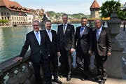 Sie posierten zwar in Luzern, doch keiner der aktuellen Regierungsräte ist aus der Stadt (von links): Robert Küng, Marcel Schwerzmann, Reto Wyss, Guido Graf und Paul Winiker. (Bild Nadia Schärli, 10. Mai 2015)