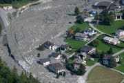 3,1 Millionen Kubikmeter Fels stürzten ins Tal. Der Murgang drückte Material bis nach Bondo, wo Häuser beschädigt wurden. (Bild: Gian Ehrenzeller/KEY (Bondo, 28. August 2017).