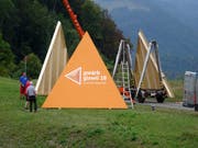 Auffällige Pyramiden bei den Dorfeingängen machen in Giswil auf die kommende Gewerbeausstellung aufmerksam. (Bild: PD)