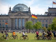 Die Sozialdemokraten und Liberalen legen in Deutschland gemäss einer aktuellen Umfrage zu. (Archivbild Reichstag Berlin) (Bild: KEYSTONE/EPA/OMER MESSINGER)