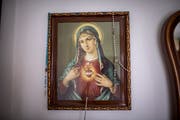 Bei Frau Santoro hängen Madonna-Bilder an der Wand.