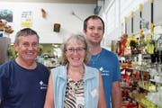 Mittendrin: Brocki-Leiter Tom Mc Loughlin mit seiner Stellvertreterin Ingrid Rickli und deren Sohn Thomas Rickli. (Bild: Hugo Berger)