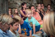 Gespannt schauen die kleinen und grossen Besucher dem Theaterstück zu. (Bild: Andrea Stalder)