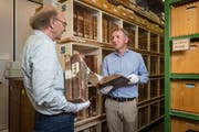 Lokalhistoriker Karl Schmuki (links) übergibt seine drei Fundstücke dem Stiftsarchivar Peter Erhart. Im St. Galler Stiftsarchiv werden die historischen Bände in sogenannten Fluchtcontainern verstaut. (Bild: Hanspeter Schiess)