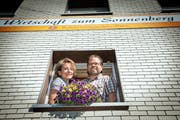 Markus Fischbacher und Ursi Scherrer führen gemeinsam das Restaurant Sonnenberg in Abtwil. (Bild: Ralph Ribi (17. Juli 2014))