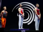 Oliver Hegi stolz an der Siegerehrung mit der Goldmedaille (Bild: KEYSTONE/AP/DARKO BANDIC)