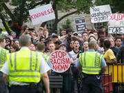 Mit einem grossen Polizeiaufgebot wurde am Sonntag in Washington eine Kundgebung von Rechtsextremen von einer Gegendemonstration getrennt. (Bild: KEYSTONE/EPA/MICHAEL REYNOLDS)