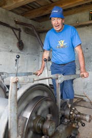 Alp Oberalp in Isenthal: Josef Arnold-Aregger seilt die Milch vom Schöntal auf die Oberalp. (Bild: Christof Hirtler, Isenthal, 25. Juli 2018)
