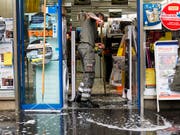 Überflutete Keller und beschädigte Waren: Die schweren Regenfälle in der Nacht auf den 12. Juni haben in Lausanne grosse Schäden verursacht. (Bild: KEYSTONE/JEAN-CHRISTOPHE BOTT)