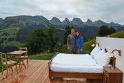 Biobauer Bruno Forrer und seine Partnerin Manuela Jenal sind die Gastgeber der Suite «Burst», einer der begehrten Übernachtungsmöglichkeiten unter freiem Himmel. (Bild: Adi Lippuner)