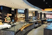 So präsentiert sich der neue Verkaufsraum: Vorne gibt es eine Bäckerei-Confiserie, hinten eine Metzgerei. (Bild: ASZ)