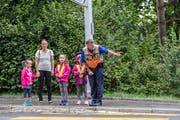 Der 58-jährige Stadtpolizist erklärt Schülerinnen worauf im Strassenverkehr alles zu achten ist. (Bild: Raphael Rohner)