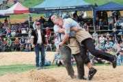 Ein gestellter Schlussgang gegen Samuel Schuler, Seedorf (rechts), reichte Jonas Durrer, Wolfenschiessen, zum Sieg in der Kategorie der ältesten Jungschwinger. (Bild: Jeannette Herger (Urnerboden, 11. August 2018))