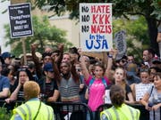 Die Rechtsextremisten vermochten am Jahrestag der tödlichen Proteste von Charlottesville kaum zu mobilisieren. Dagegen nahmen Tausende an Gegendemonstrationen teil. Die Kundgebungen richteten sich auch gegen US-Präsident Donald Trump. (Bild: KEYSTONE/EPA/MICHAEL REYNOLDS)