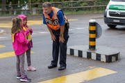 «Wann dürft ihr loslaufen?»: Mit der Frage vergewissert sich der Stadtpolizist immer wieder, ob die Kinder das Prinzip der Strassenüberquerung verstanden haben.