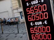Währung im freien Fall: Die türkische Lira hat gegenüber anderen Währung um über 30 Prozent an Wert verloren. (Bild: Geldwechselstube in Istanbul 10.8.2018) (Bild: KEYSTONE/EPA/SEDAT SUNA)