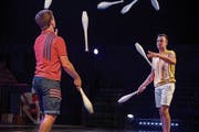 Der 22-jährige Mario Muntwyler (rechts) und der Amerikaner Willem McGowan lassen die Keulen wirbeln. (Bild: PD)