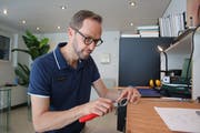 Optiker Michael Hofer beim Feilen eines Horngestells. (Bild Marion Wannemacher (Stans, 26. Juli 2018))