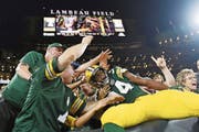 Jubel zum 100. Saisonstart: Die Green Bay Packers gewinnen gegen Tennessee, Joel Bouagnon (Mitte) lässt sich feiern. (Bild: Stacy Revere/Getty (Green Bay, 9. August 2018))