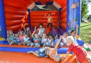 Während die Erwachsenen im Festzelt feiern, versucht sich der Nachwuchs auf der Hüpfburg in Coolness. Bild: Christoph Heer