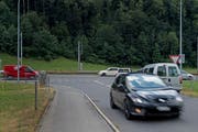 Der T-Knoten beim Einmünder nach Büren soll in einen Kreisel umgebaut werden. (Bild: Corinne Glanzmann (Büren, 4. Juli 2018))
