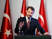 Der türkische Finanzminister und Schwiegersohn von Staatspräsident Erdogans, Berat Albayrak, versuchte am Wochenende, die turbulenten Finanzmärkte mit einem Aktionsplan zu beruhigen. (Bild: KEYSTONE/AP/MUCAHIT YAPICI)