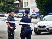 In Schweden haben Jugendliche in mehreren Städten in der Nacht auf Dienstag Sicherheitskräfte angegriffen und Autos angezündet. (Bild: KEYSTONE/AP TT NYHETSBYRÃ...N/JOHAN NILSSON)