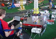 Der freie Fall auf dem «Swisstower» wird Computer gesteuert ausgelöst. (Bilder: Hanspeter Thurnherr)