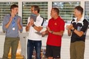 Simon Ehammer und seine Trainer. Bild: Erich Brassel
