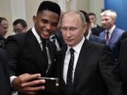 In der Welt der Mächtigen zuhause: der dreifache Champions-League-Sieger Samuel Eto'o bei der Auslosung der Fussball-WM in Moskau mit dem russischen Präsidenten Wladimir Putin (Bild: KEYSTONE/AP Sputnik, Kremlin Pool/ALEKSEY NIKOLSKYI)