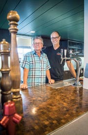 Vorgänger und Nachfolger: Rolf Sommer und Emanuel Inäbnit hinter dem Tresen im Restaurant Eisbahn. (Bild: Andrea Stalder)