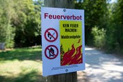 Das Feuerverbot gilt weiterhin im Wald und in Waldesnähe. (Bild: Keystone/Melanie Duchene)