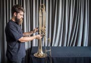 Fabian Bächi experimentiert mit einem 3D-Drucker, um Schablonen für den Instrumentenbau herzustellen. (Bild: Reto Martin)